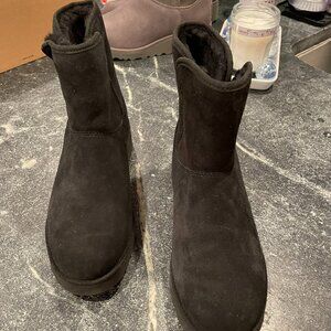 UGG Women's Kristin Boots - Size 9 - NWOT  SN 1012497